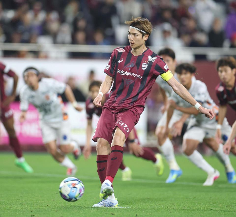 後半、ＰＫでゴールを決める神戸・扇原貴宏（撮影・中田匡峻）