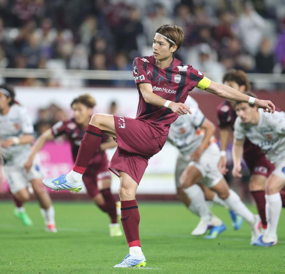 後半、ＰＫでゴールを決める神戸・扇原貴宏（撮影・中田匡峻）