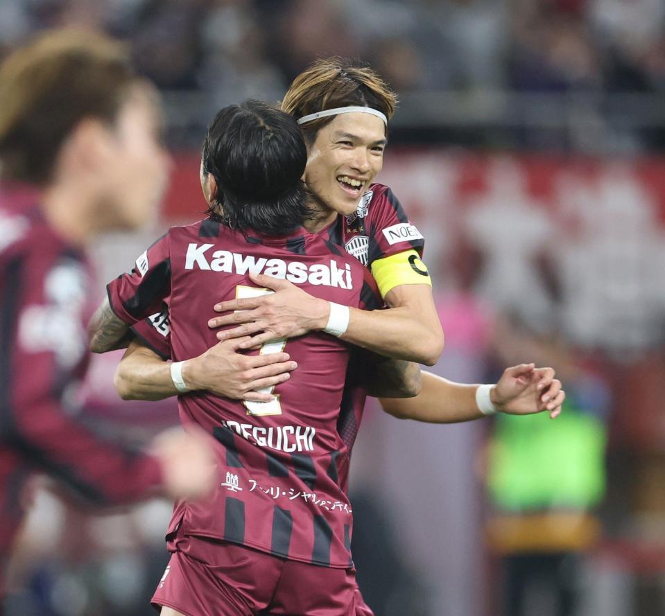 後半、ＰＫでゴールを決め神戸・井手口陽介（７）と抱擁を交わす神戸・扇原貴宏（撮影・中田匡峻）