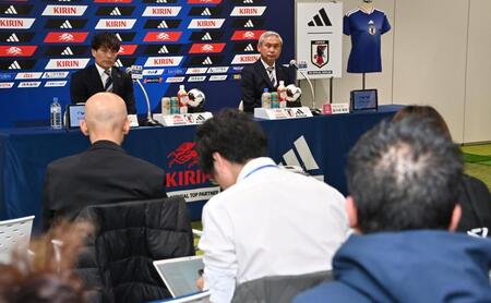 多くの報道陣の前でニールセン監督退任を発表する宮本日本サッカー協会会長（左）と日本サッカー協会女子ナショナルチームダイレクター・佐々木氏（撮影・持木克友）