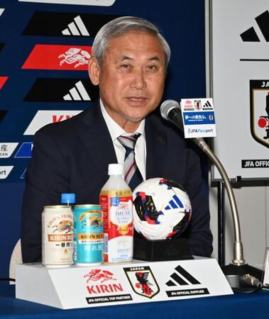 ニールセン監督退任を発表する日本サッカー協会女子ナショナルチームダイレクター・佐々木氏（撮影・持木克友）