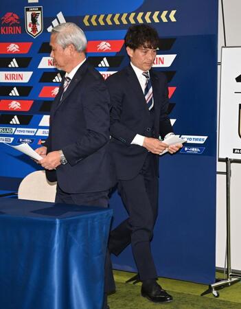 会見を終え引き上げる宮本日本サッカー協会会長（右）＝撮影・持木克友