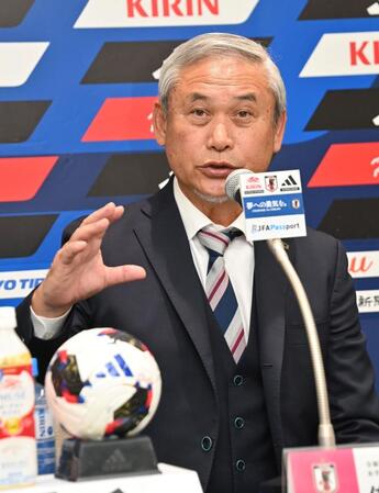 なでしこジャパンのアメリカ遠征メンバーを発表する日本サッカー協会女子ナショナルチームダイレクター・佐々木氏（撮影・持木克友）