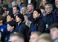 　日本－イングランド戦に訪れた遠藤（中央右）と南野（同左）＝共同