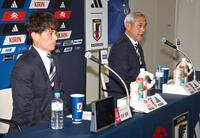 ニールセン監督退任を発表する宮本日本サッカー協会会長（左）と日本サッカー協会女子ナショナルチームダイレクター・佐々木氏（撮影・持木克友）