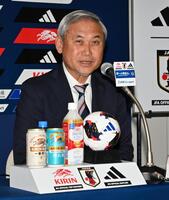 ニールセン監督退任を発表する日本サッカー協会女子ナショナルチームダイレクター・佐々木氏（撮影・持木克友）