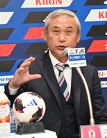 なでしこジャパンのアメリカ遠征メンバーを発表する日本サッカー協会女子ナショナルチームダイレクター・佐々木氏（撮影・持木克友）