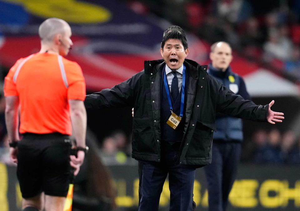 　日本－イングランド　後半、アピールする森保監督＝ロンドン（共同）