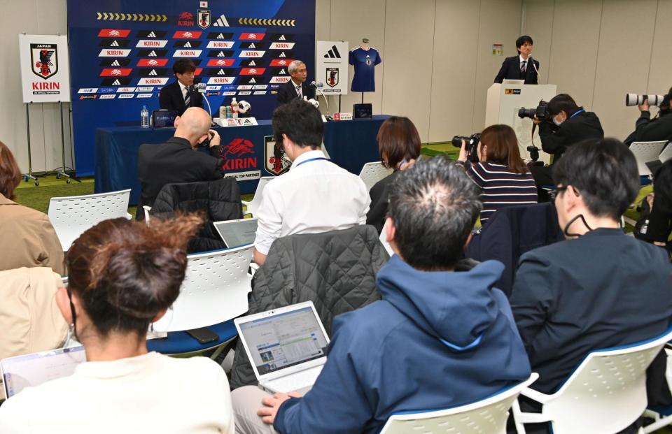 多くの報道陣の前でニールセン監督退任を発表する宮本日本サッカー協会会長（左）と日本サッカー協会女子ナショナルチームダイレクター・佐々木氏（撮影・持木克友）