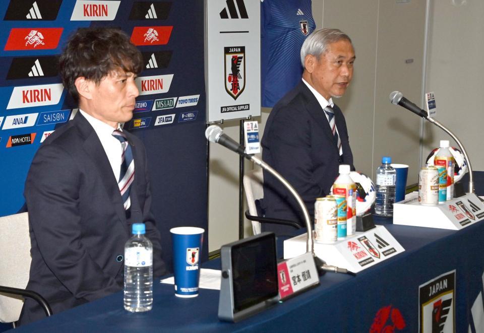 ニールセン監督退任を発表する宮本日本サッカー協会会長（左）と日本サッカー協会女子ナショナルチームダイレクター・佐々木氏（撮影・持木克友）