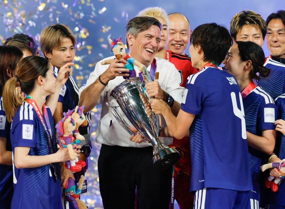 　サッカー女子アジア杯を制し祝福されるニールセン監督（中央）＝３月２１日（共同）