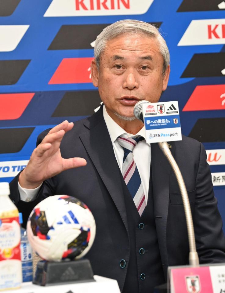 なでしこジャパンのアメリカ遠征メンバーを発表する日本サッカー協会女子ナショナルチームダイレクター・佐々木氏（撮影・持木克友）