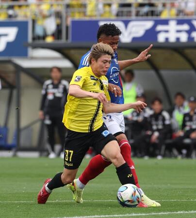 前半、横浜Ｍキニョーネス（右）と競る山内（撮影・佐々木彰尚）