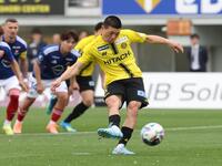 前半、ＰＫを決める小見（撮影・佐々木彰尚）