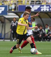 前半、横浜Ｍキニョーネス（右）と競る山内（撮影・佐々木彰尚）