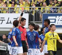 前半、横浜Ｍキニョーネス（右から２人目）はレッドカード（撮影・佐々木彰尚）