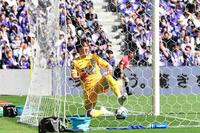 失点して顔をしかめるＧＫ・大迫（撮影・畠山賢大）