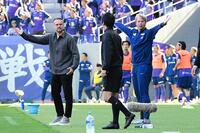 審判に抗議するガウル監督（左）＝撮影・畠山賢大