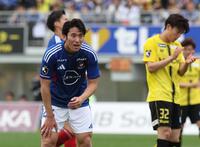 試合終了に肩を落とす横浜Ｍ・浅田大翔（撮影・佐々木彰尚）