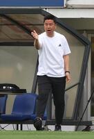 指示を出す横浜Ｍ・大島秀夫監督（撮影・佐々木彰尚）