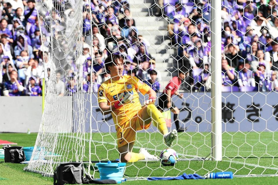 失点して顔をしかめるＧＫ・大迫（撮影・畠山賢大）