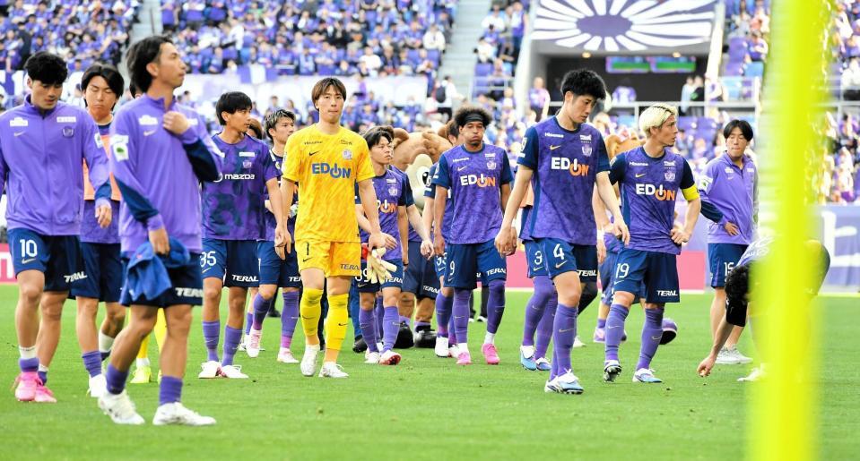 試合に敗れて肩を落とす広島イレブン（撮影・畠山賢大）