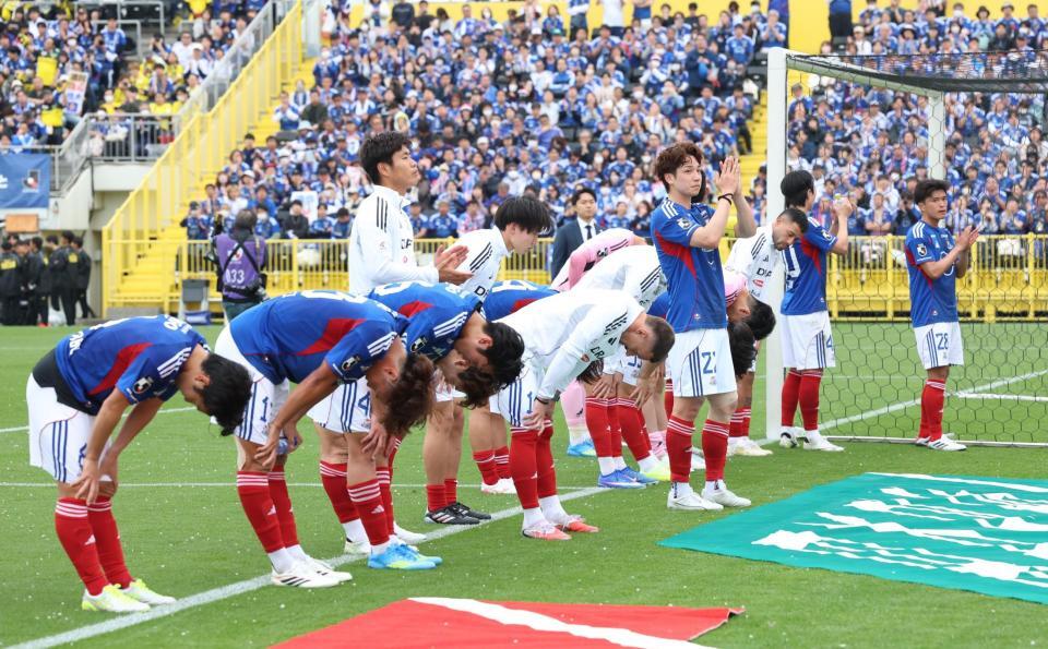 あいさつをする横浜Ｍイレブン（撮影・佐々木彰尚）