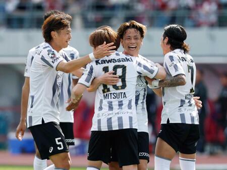 　前半、チーム２点目のゴールを決め、祝福される神戸・永戸（右から２人目）