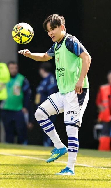 　ハーフタイムにウオーミングアップするレアル・ソシエダードの久保（共同）