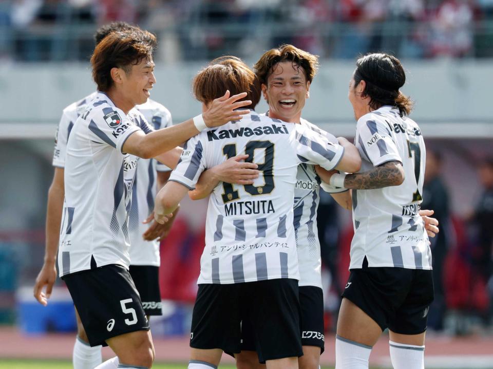 　前半、チーム２点目のゴールを決め、祝福される神戸・永戸（右から２人目）