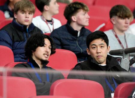 イングランド戦を観戦した遠藤（右央）と南野＝３月（ともに共同）