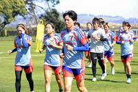 　練習する熊谷（中央）らサッカー女子日本代表（共同）