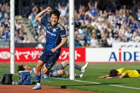 　町田-柏　後半、先制ゴールを決め駆け出す町田・羅相浩＝Ｇスタ