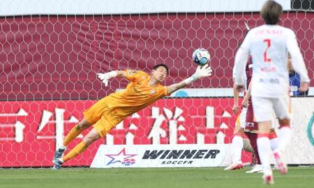 後半、名古屋・森島司のゴールを止めきれず、勝ち越しを許す神戸・前川黛也（撮影・中田匡峻）