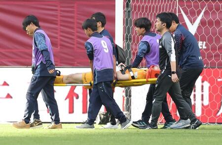 後半、負傷し担架で運ばれる前川黛也（撮影・中田匡峻）