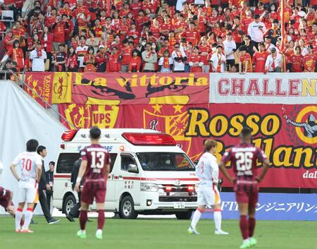 ピッチに入る救急車（撮影・中田匡峻）