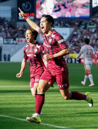 　神戸-名古屋　後半、勝ち越しのゴールを決め駆け出す神戸・武藤＝ノエスタ