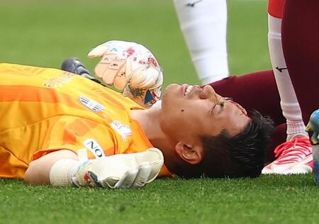 　後半、ゴール前で交錯し、出血するＧＫ前川