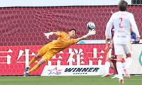 後半、名古屋・森島司のゴールを止めきれず、勝ち越しを許す神戸・前川黛也（撮影・中田匡峻）