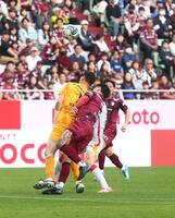 　後半、ゴール前で交錯するトゥーレル（左）と神戸・ＧＫ前川（左）