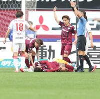 後半、倒れ込むトゥーレル（中央下）＝撮影・中田匡峻