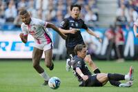 　前半、攻め込むＣ大阪・チアゴアンドラーデ（左）