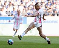 　前半、先制ゴールを決めるＣ大阪・チアゴアンドラーデ