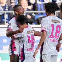 　前半、先制ゴールを決め喜ぶＣ大阪・チアゴアンドラーデ（左）