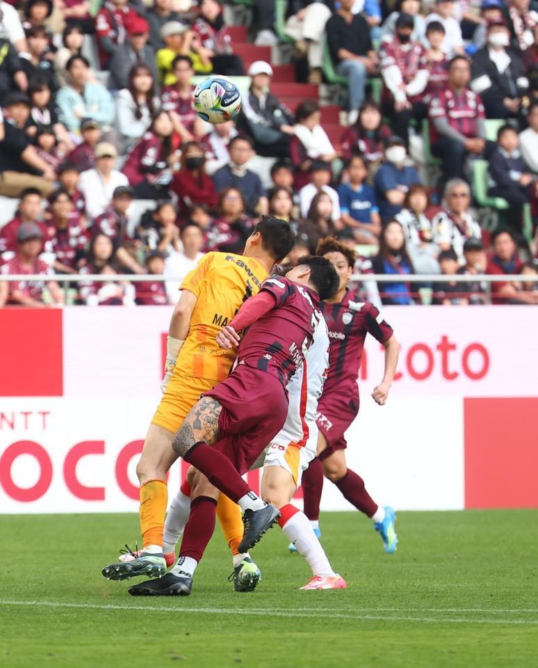 　後半、ゴール前で交錯するトゥーレル（左）と神戸・ＧＫ前川（左）