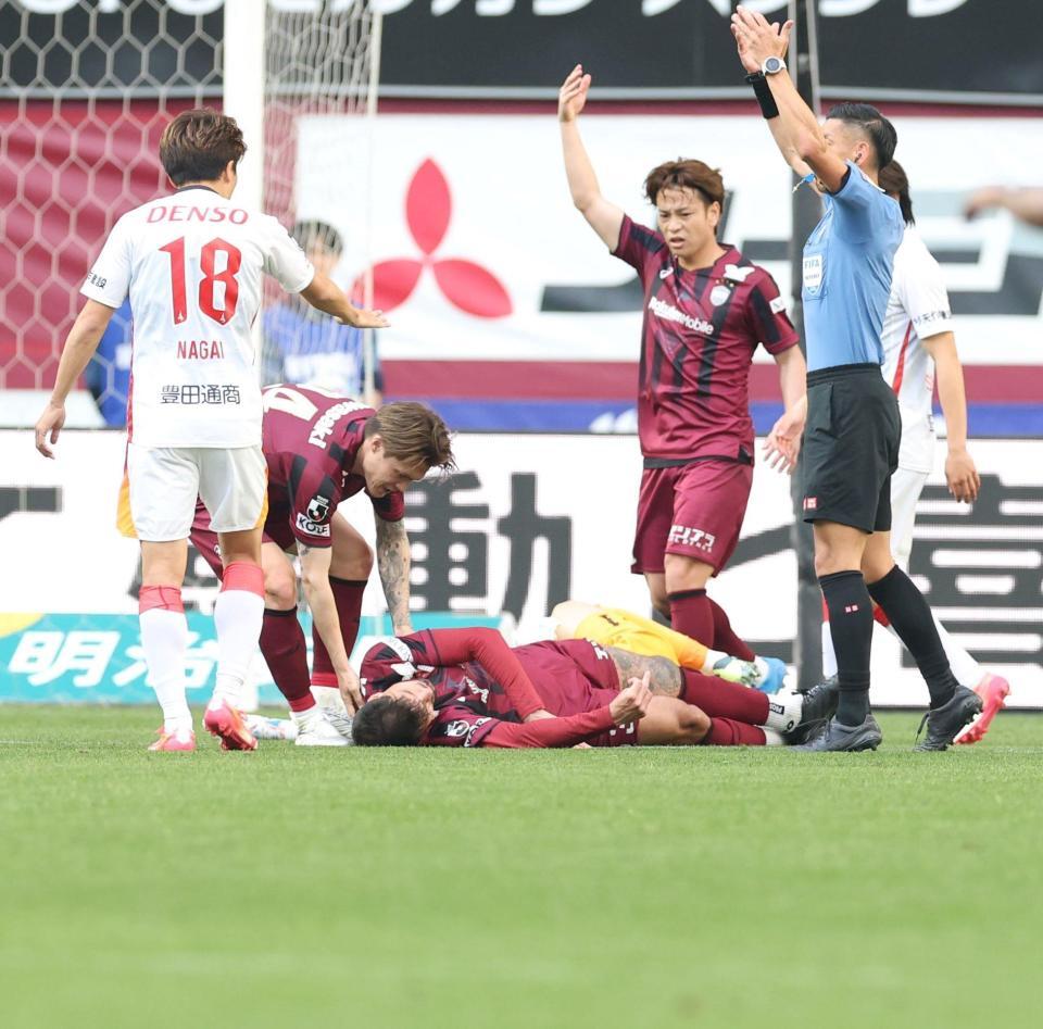 後半、倒れ込むトゥーレル（中央下）＝撮影・中田匡峻