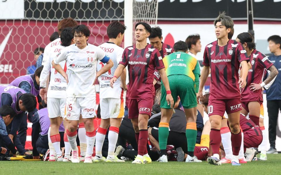 後半、前川黛也とトゥーレルが激突で負傷し、悲しそうな表情を見せる武藤嘉紀（撮影・中田匡峻）