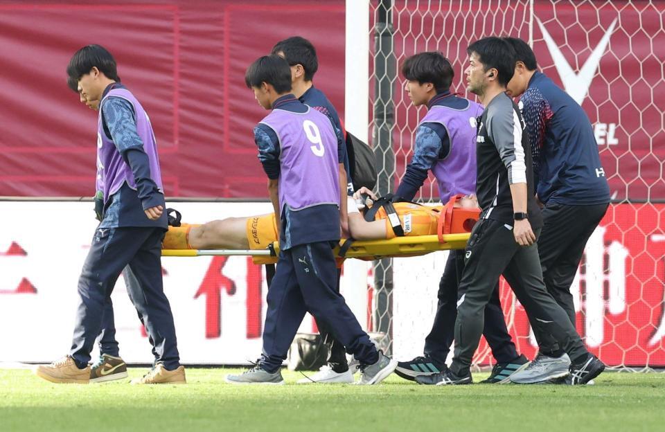 後半、負傷し担架で運ばれる前川黛也（撮影・中田匡峻）