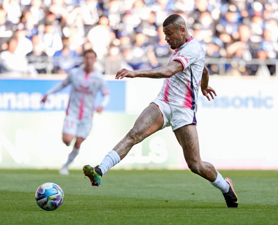 　前半、先制ゴールを決めるＣ大阪・チアゴアンドラーデ