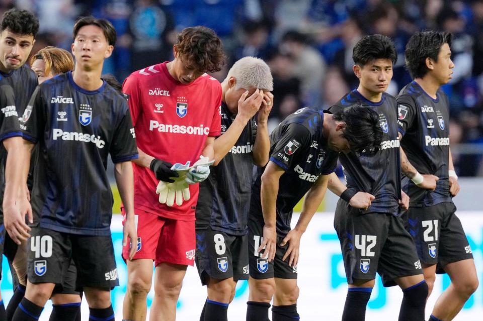 Ｃ大阪に敗れ、肩を落とすＧ大阪イレブン